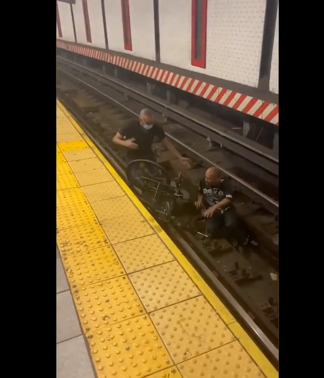 Il sauve in extremis un homme tombé sur les rails du métro à New York
